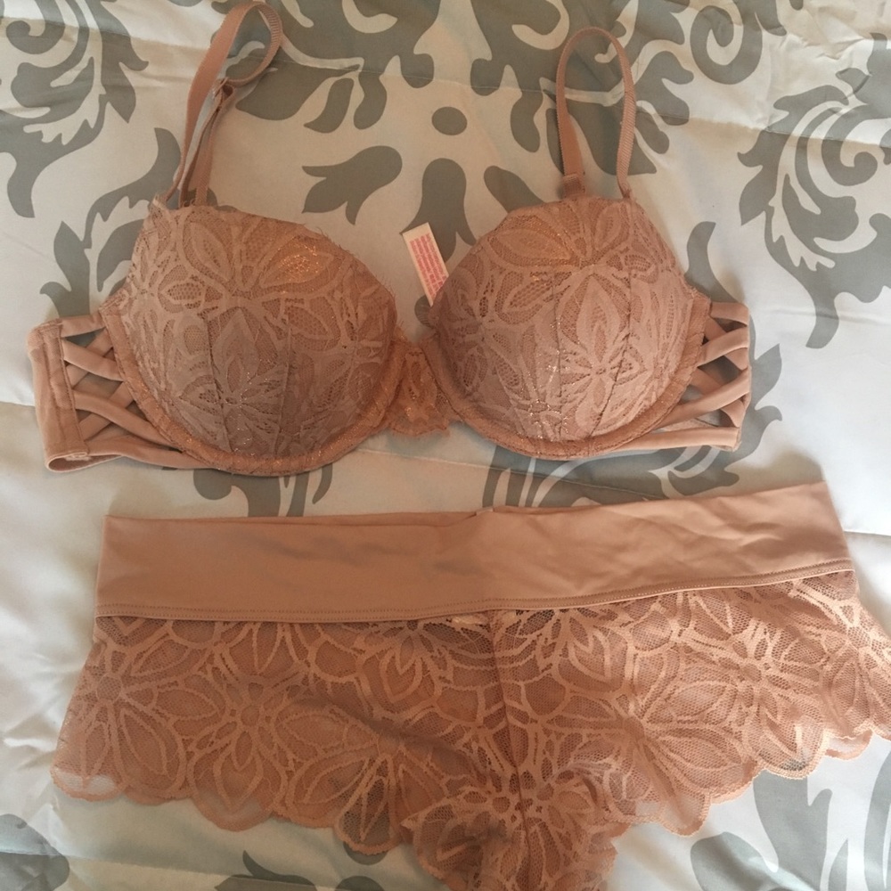 Pink VS bra and panty set!